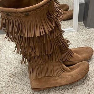 Minnetonka 5 layer fringe moccasins Brown​